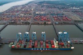 A record cargo handling of 915 million tonnes was achieved by major ports in the financial year 2025-26